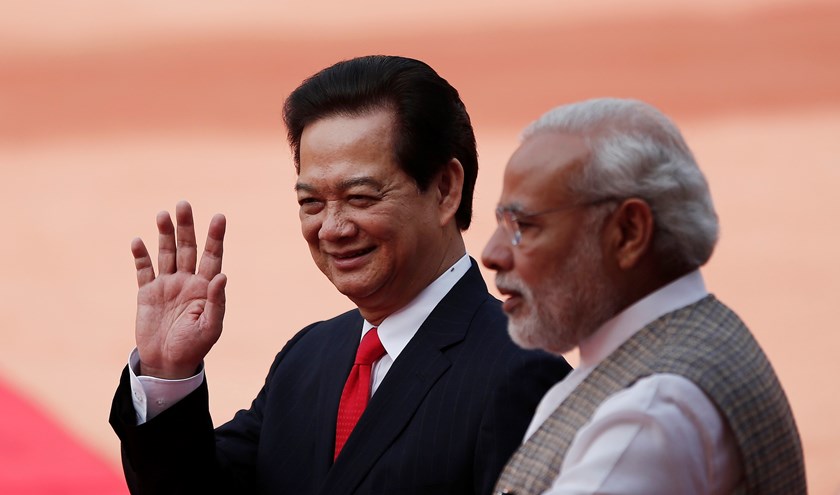 Vietnam's Prime Minister Nguyen Tan Dung (L) waves next to his Indian counterpart Narendra Modi during Dung's ceremonial reception at the forecourt of India's presidential palace Rashtrapati Bhavan in New Delhi October 28, 2014. (Photo courtesy : Reuters)