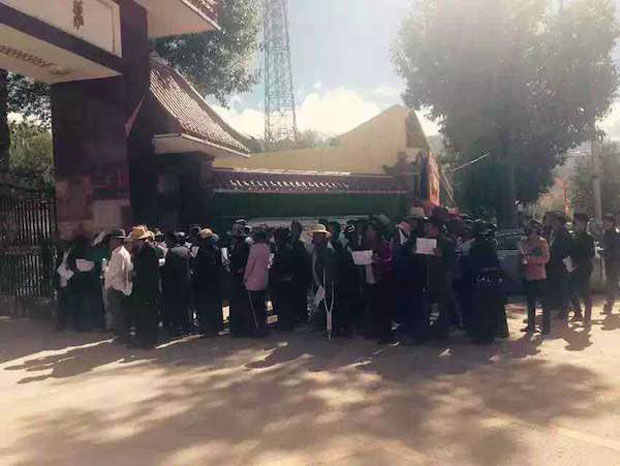 Tibetan families protest in front of government offices in Nangchen, Qinghai, Aug. 26, 2015. (Photo courtesy: RFA)