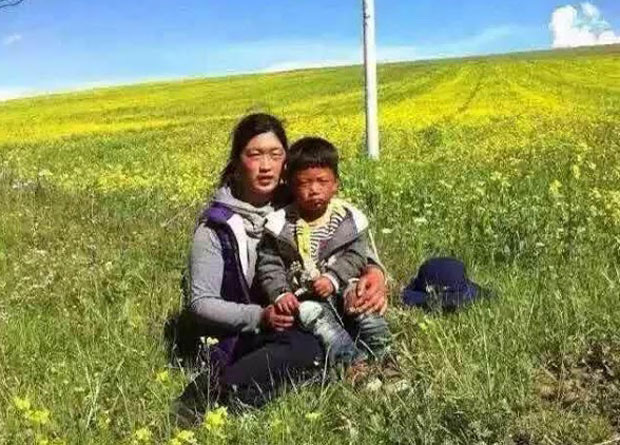 Tibetan protester Woekar Kyi with her son in an undated photo. (Photo courtesy: RFA)