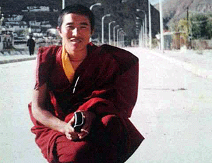 Khenrab Tharchin, a former monk political prisoner in Chinese ruled Tibet has died on Aug 8 while being taken to hospital due to poor health resulting from ill-treatment during his imprisonment. (Photo courtesy: RFA)