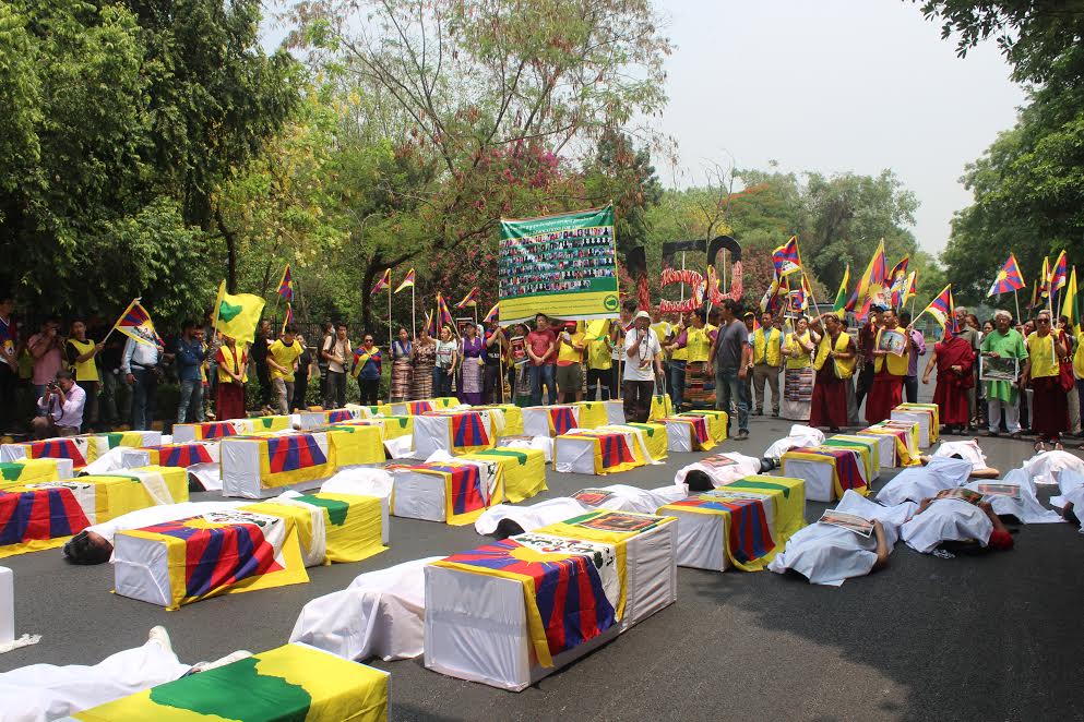 The activists, numbering more than 200, marched from Khan Market to the nearby office of the UN Representative, bearing coffins to symbolize the 128 known number of deaths from the protest self-immolations, draped in Tibetan national flags. (Photo courtesy: phayul.com)