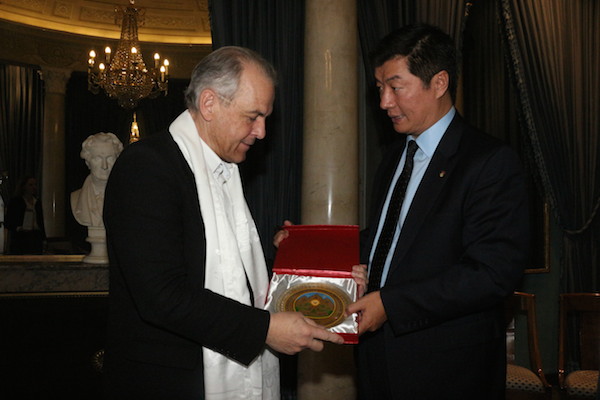 Dr. Lobsang Sangay, CTA President presenting a souvenir to Remy Pagani, mayor of Geneva city. (Photo courtesy: tibet.net)