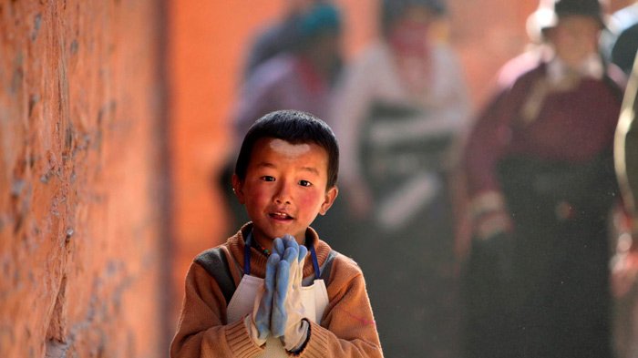 A little Tibetan child is worshipping at Jokhang Temple. (Photo courtesy: Tibet Vista)