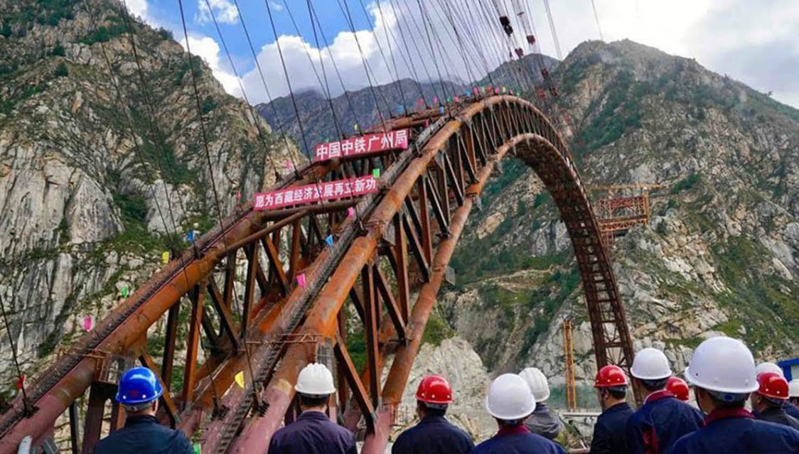 Construction of main arch of key bridge on Sichuan-Tibet Railway. (Photo courtesy: News X)