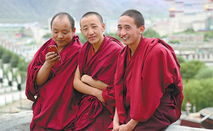 China confiscating monks’ cell phones over leak of news on forced closure of monastic schools