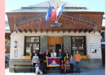 Mayor unfurls Tibetan flag in a French commune