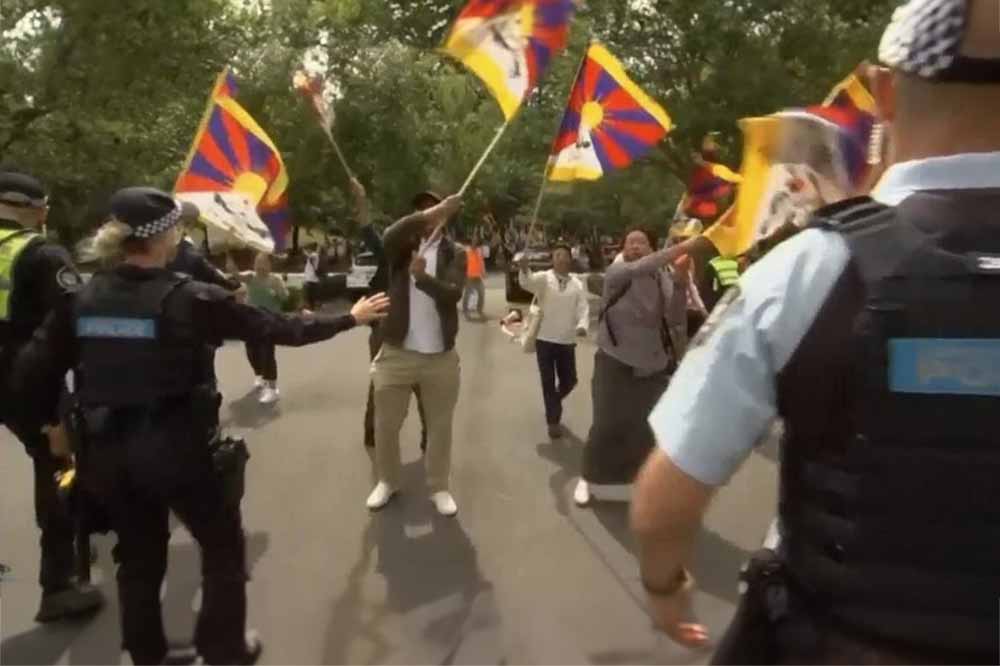 Protesting Tibetans clash with police at Chinese Foreign Minister’s Canberra visit