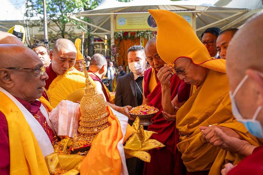 Sri Lankan monks present Buddha relics to HH the Dalai Lama