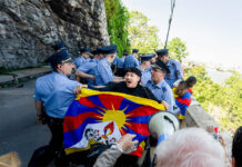 Chinese volunteers joined Hungarian security to harass Tibet protesters during Xi Jinping visit