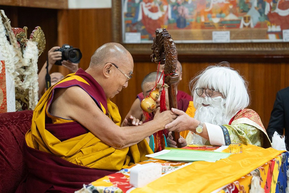 Dalai Lama teaches, offered long-life prayers by Taiwanese devotees; event draws 7,000 people