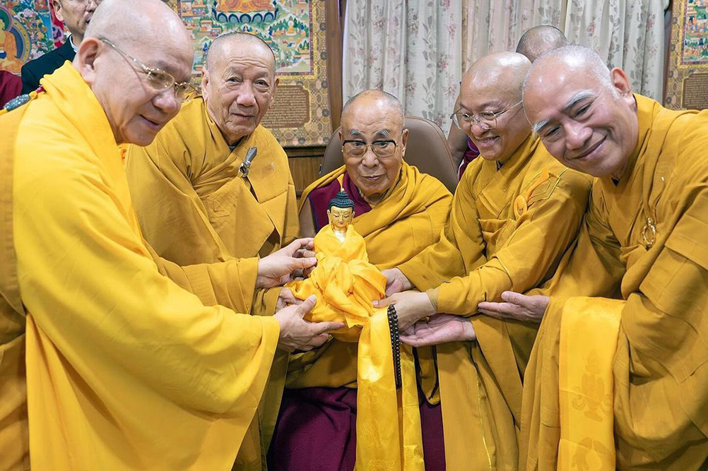 Vietnamese Buddhist Sangha meets Dalai Lama, with invite for Vesak celebrations next year