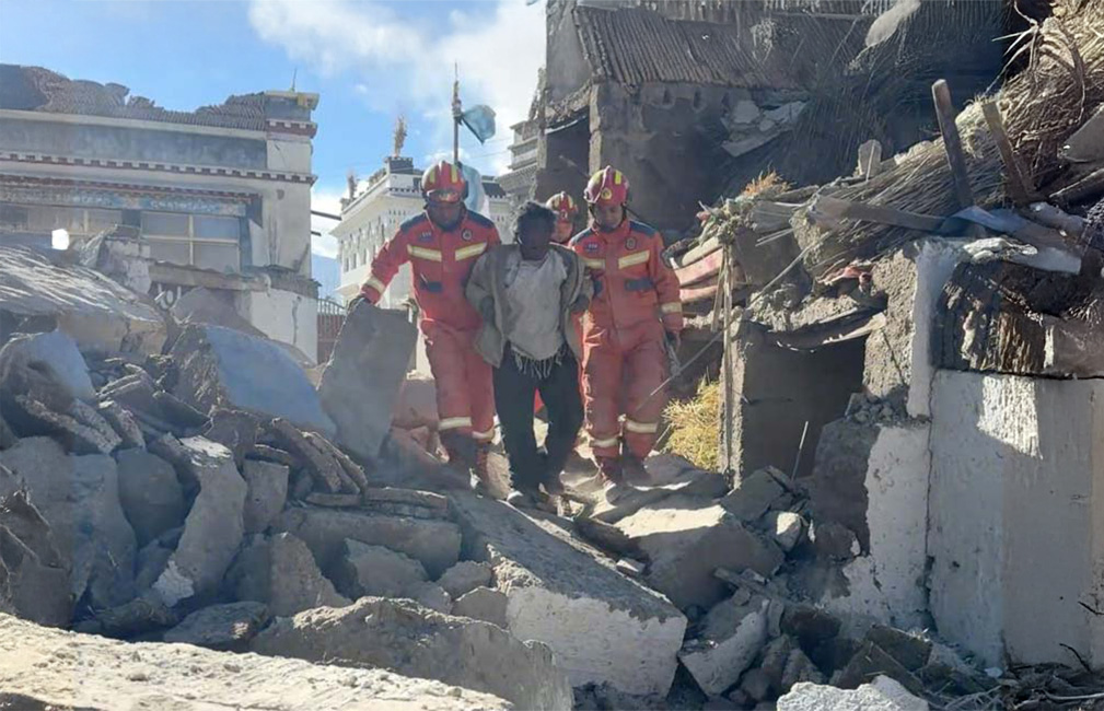 Update: Rescuers widen search as number of injured from Mt Everest county earthquake rises to 337