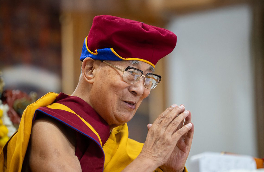 Drukpa Kagyu community makes long-life offering to Dalai Lama