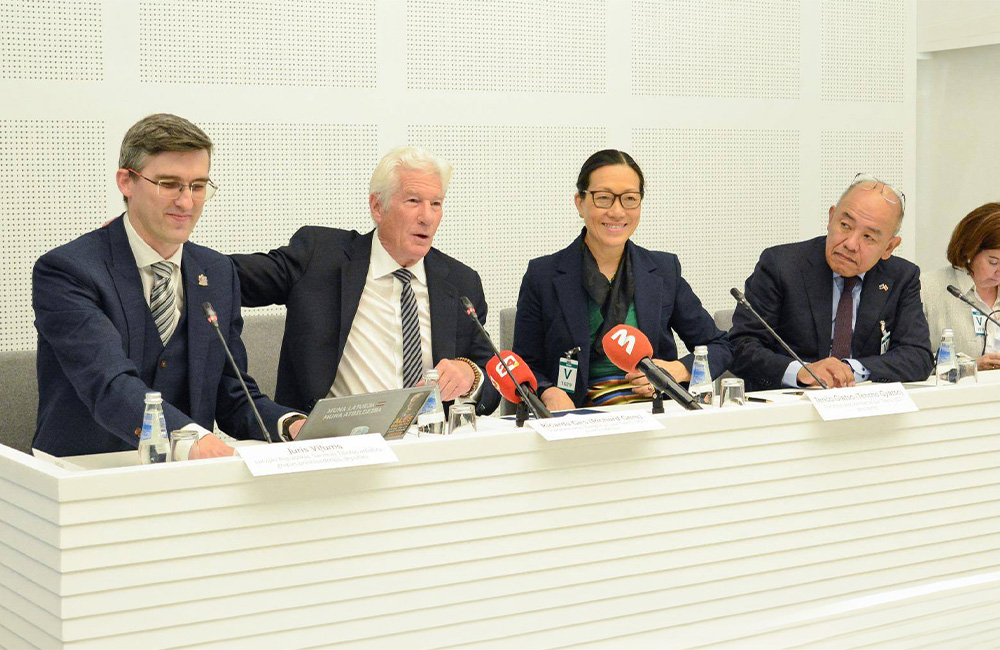 Richard Gere gives keynote speech at Latvian lawmakers’ Tibet group conference