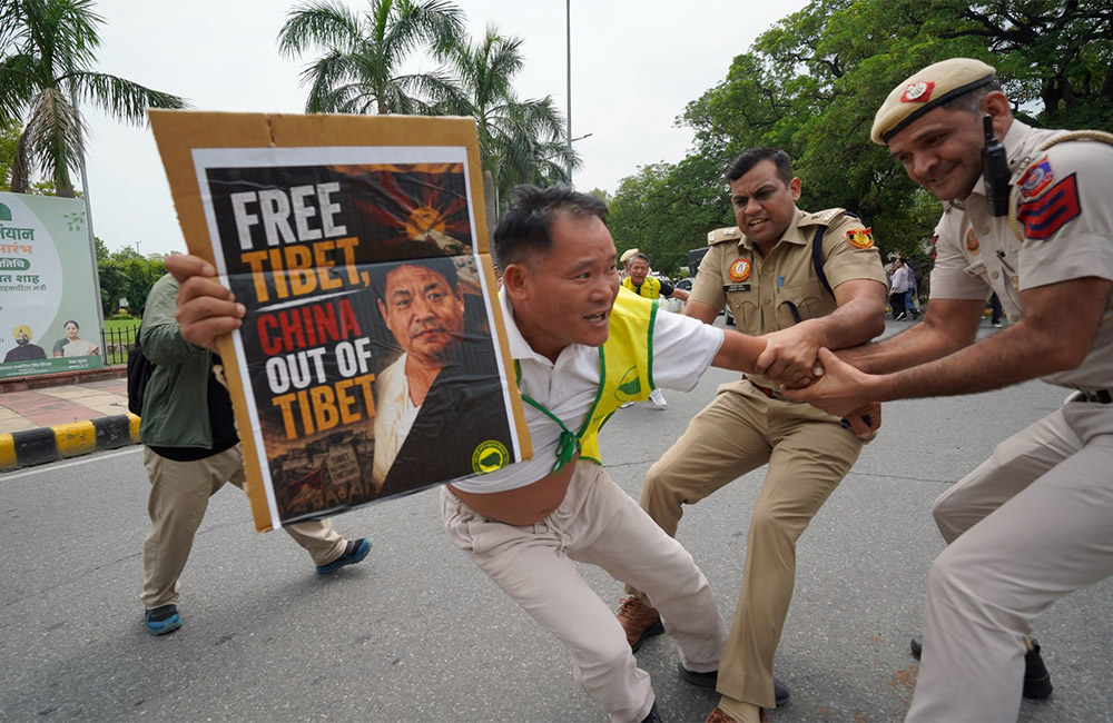 Tibetan youths held for protesting outside New Delhi Chinese Embassy in solidarity with New York self-immolator